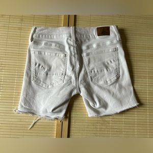White American eagle next level stretch shorts 
Size:4 New condition (no stains)